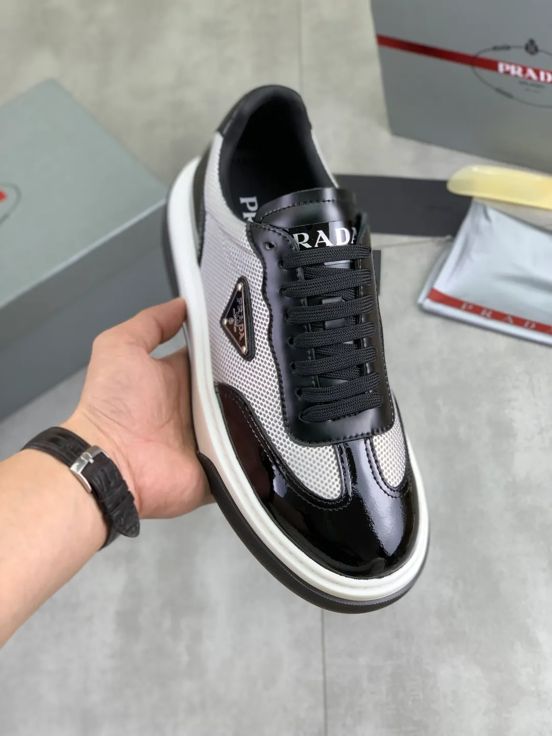 Men's Men's Shoes 💰P600 💰【New Style】 The latest model of high-quality PRADA classic men's shoes has been launched on the official website at 1:1, synchronized in Hong Kong, and on the same catwalk; all made of calfskin➕imported cowhide lining, 🍡🍡original rubber outsole, non-slip and wear-resistant; comfortable on the feet, attractive style, fine workmanship, and simple and neat shoe lasts, showing the courage and toughness of men, 👍Size: 39-44 (45 can be customized) black White color🉑️choose